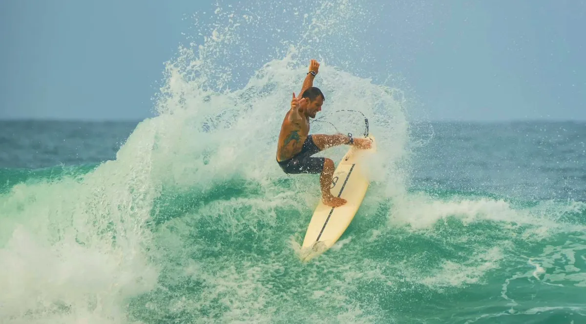 Portada de Curso completo de surf: Desde la técnica hasta la preparación física